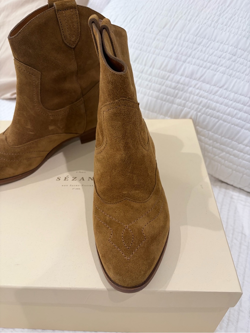 Sézane Bottines Low Billie Taupe Suede Western Ankle Boots